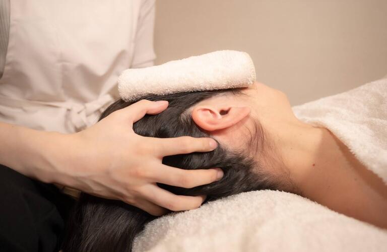 続く首の痛みを緩和するヘッドスパ・ヘッドマッサージ |伊勢崎dry head spa somme(ソム)|
